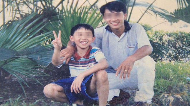 Anh Nguyễn Hữu Dần (bên phải) chụp ảnh cùng cháu. 