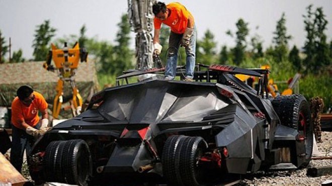 Xe nhái Batmobile làm từ 10 tấn phế liệu