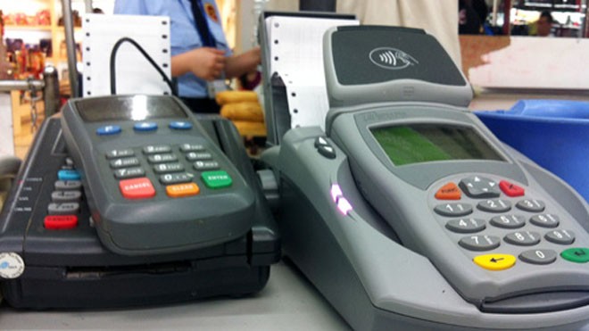 Nhiều cửa hàng tại Hà Nội vẫn tính phí 2% nếu khách quẹt thẻ, một số khác lại thông báo máy bị hỏng, lỗi để khách hàng trả tiền mặt. Ảnh: Thanh Lan.