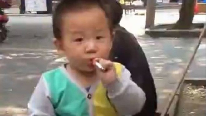 Dư luận Trung Quốc sốc vì em bé hai tuổi hút thuốc