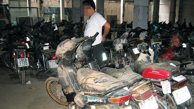 Khách đang xem “lô hàng” xe gắn máy chuẩn bị đưa ra bán đấu giá - Ảnh: Đàm Huy 