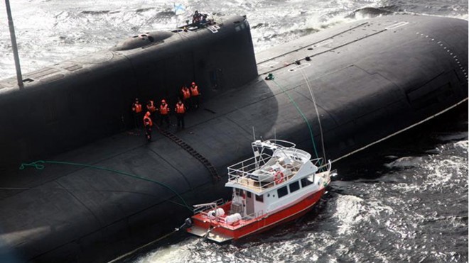 Thủy thủ đoàn cho tàu ngầm hạt nhân nổi giữa biển để cứu người. Ảnh: RT