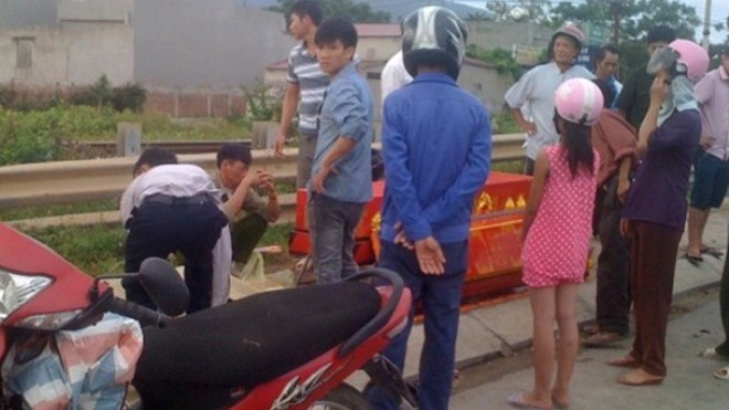 Lực lượng chức năng cùng với người nhà đưa thi thể nạn nhân về quê mai táng. Ảnh: Trần Phong.