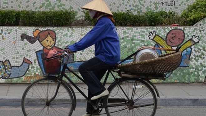 Khoảnh khắc người mẹ đạp xe trên phố gây xúc động với người xem. Ảnh: Facebook Cyril Vietnam.