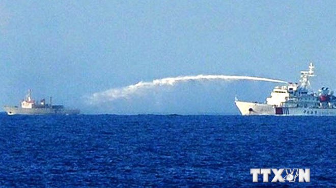 Tàu Trung Quốc sử dụng vòi rồng phun nước về phía các tàu chấp pháp của Việt Nam. (Ảnh: Sơn Bách/TTXVN) 
