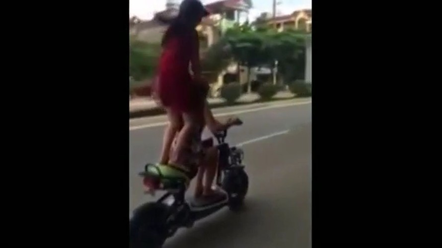 Cô gái ngã sóng soài vì đùa giỡn trên xe đạp điện