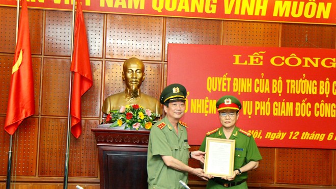 Trung tướng Nguyễn Xuân Tư trao quyết định bổ nhiệm cho Đại tá Đào Thanh Hải (bên phải). Ảnh: An ninh Thủ đô