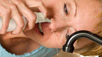 Không nên dùng nước muối sinh lý để rửa mũi hàng ngày