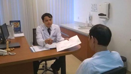 Bác sĩ Nguyễn Bá Hưng tư vấn cho một bệnh nhân hỗ trợ sinh sản. Ảnh: B.H.