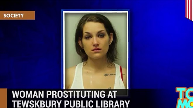 Bị bắt vì mời khách mua dâm trong... thư viện