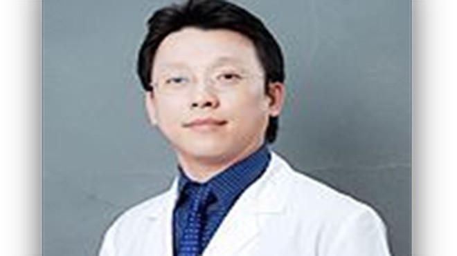 Bác sĩ y khoa SURADEJ HONGENG - hiện là chuyên gia tại Bệnh Viện Bumrungrad, với hơn 20 năm kinh nghiệm khám, chữa bệnh và nghiên cứu về lĩnh vực Ung thư và Huyết học Nhi.