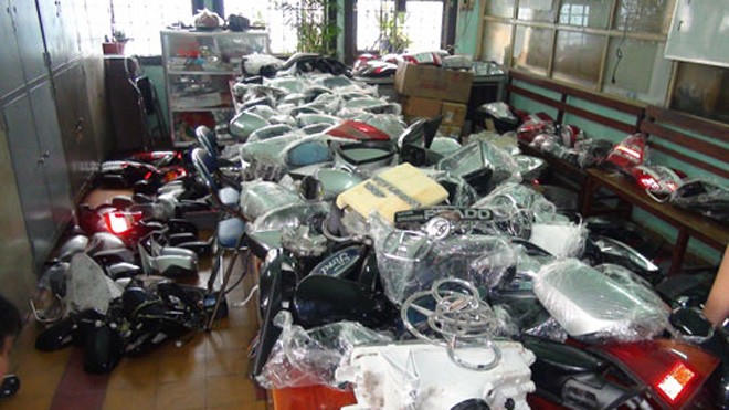 Phụ tùng ô tô trộm cắp thu giữ tại cửa hàng của Khôi và Thái ở Q.5, TP.HCM - Ảnh: Nguyên Bảo