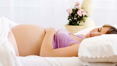 Khi mang thai, bạn vẫn có thể nằm ngửa khi ngủ nếu cảm thấy thoải mái, dễ chịu (Ảnh minh họa).