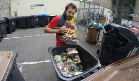 Baptiste Dubanchet ăn rác để biểu tình chống lãng phí thực phẩm. Ảnh: Baptiste Dubanchet 