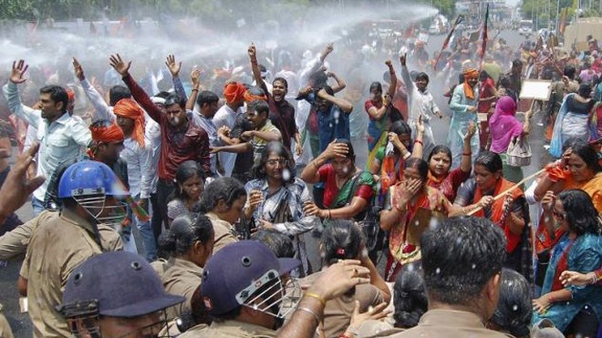 Cảnh sát Ấn Độ phun vòi rồng giải tán đám đông biểu tình phản đối sự thờ ơ của chính quyền trong vụ hiếp dâm tập thể ở bang Antar Pradesh mới đây. 