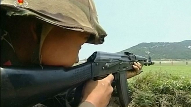 Truyền hình Triều Tiên phát clip các binh sĩ sử dụng nhiều loại súng nã vào những tấm bia mang hình lính Mỹ đúng dịp kỷ niệm 64 năm chiến tranh liên Triều.