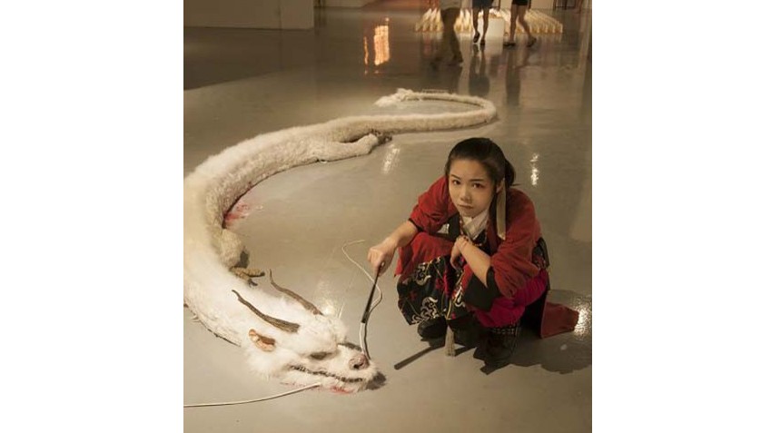 Ảnh rồng trắng tại triển lãm ở Trung Quốc. 