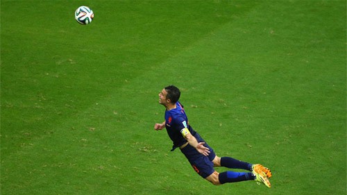 Van Persie trong pha làm bàn không tưởng ở trận ra quân World Cup 2014. Ảnh: Reuters.
