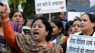 Các nhà hoạt động vì quyền phụ nữ Ấn Độ biểu tình phản đối những vụ hiếp dâm tập thể - Ảnh: AFP