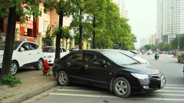 Việc thí điểm trông xe dưới lòng đường được cho là sẽ giúp giải tỏa nhu cầu đỗ xe của thủ đô. (Ảnh: Thanh Hà/Vietnam+) 