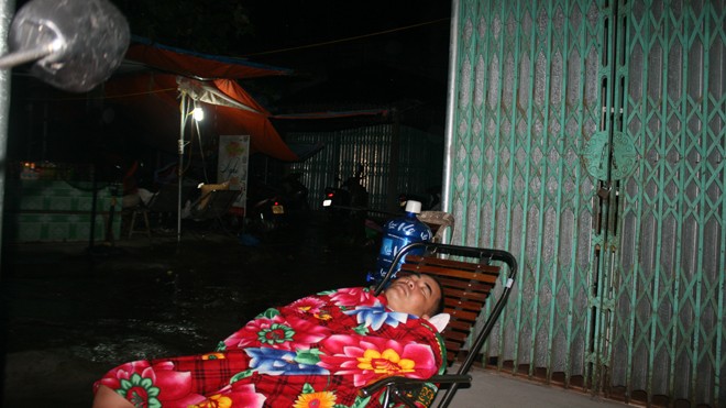 Căng bạt, trùm nilon ngủ giữ chợ giữa đêm mưa