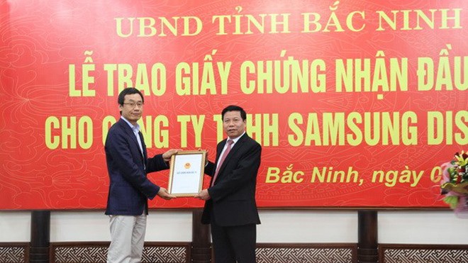 Lãnh đạo Ủy ban Nhân dân tỉnh Bắc Ninh đã trao giấy chứng nhận đầu tư cho đại diện Công ty trách nhiệm hữu hạn Samsung Display. (Ảnh: Thái Hùng/Vietnam+) 