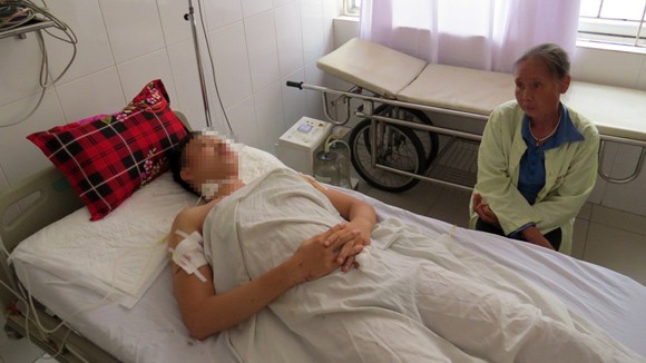 Nạn nhân Trần Xuân Quyết đang điều trị tại Khoa hồi sức cấp cứu Bệnh viện đa khoa Kiến An (Hải Phòng)