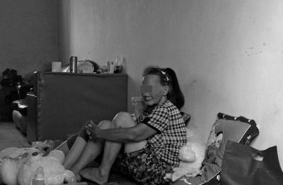 Nạn nhân Kha Văn nép vào người bà 75 tuổi do sợ tiếp xúc với người lạ