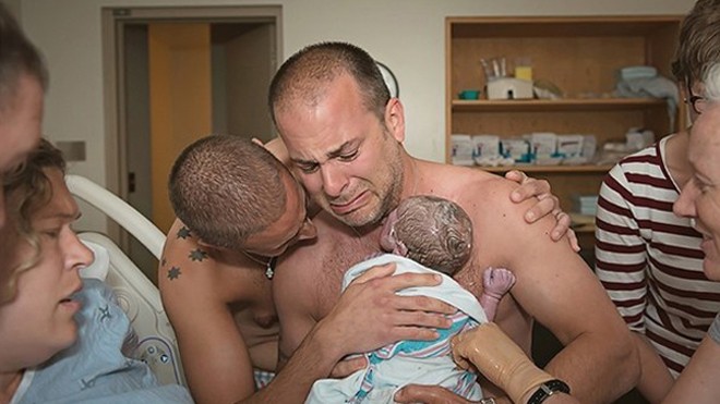 Cặp vợ chồng đồng tính bên cạnh người phụ nữ mang thai hộ. 