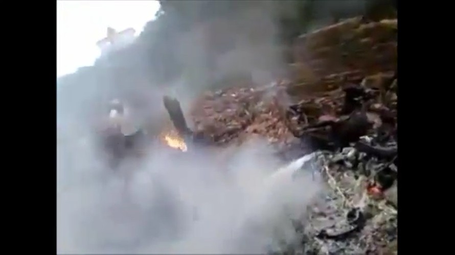 VIDEO: Mảnh vỡ vương vãi tại hiện trường máy bay rơi