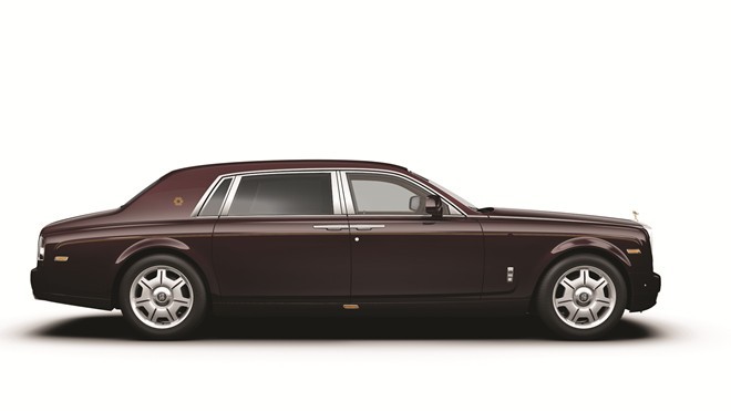 Ngoại thất với màu sơn đặc biệt của Rolls-Royce Phantom Oriental Sun. 
