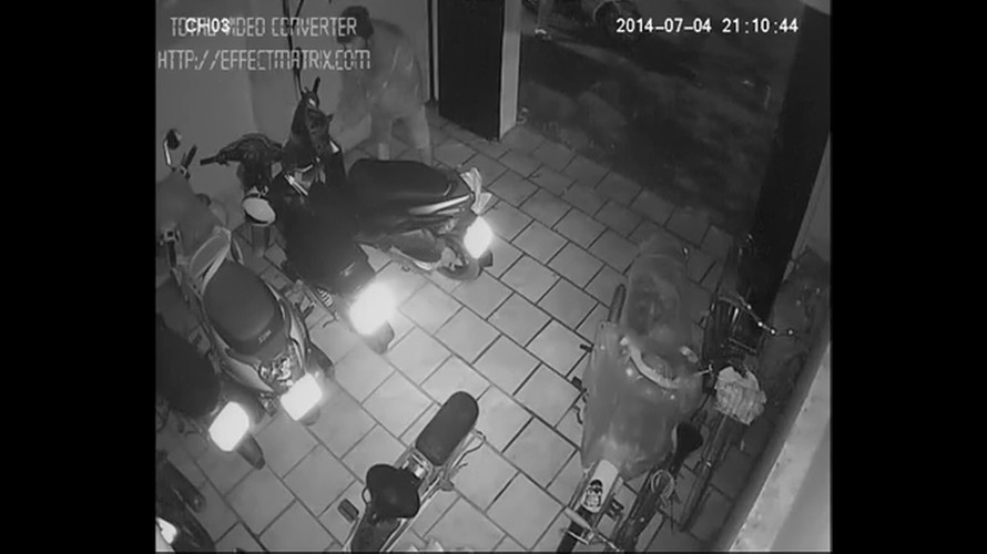 Clip trộm xe máy bất thành ở Sài Gòn