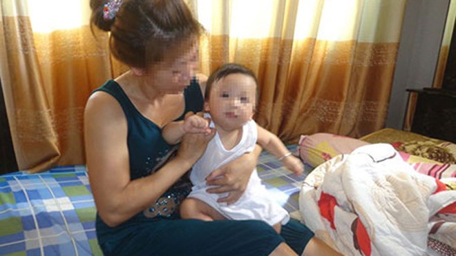 Chị Sang và con trai 8 tháng tuổi