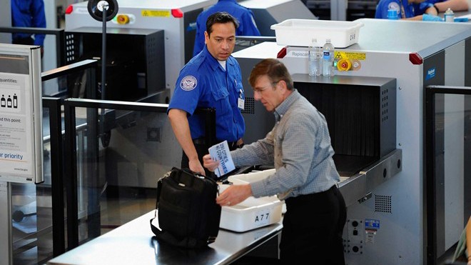 Hoạt động kiểm tra hành lý của hành khách trong sân bay Dallas của Mỹ. Ảnh: Business Insider 