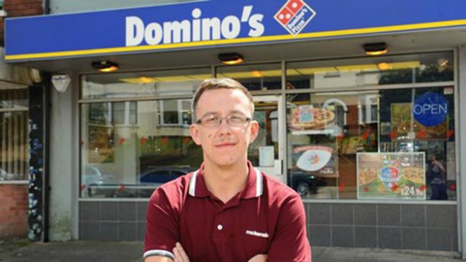 Nathaniel Bolwell trước cửa hàng bán pizza của Domino. 