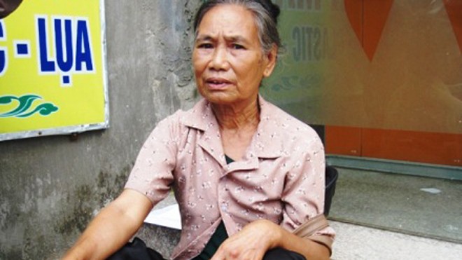 Bà Võ Thị Đào (67 tuổi) ngồi đợi cháu thi. 