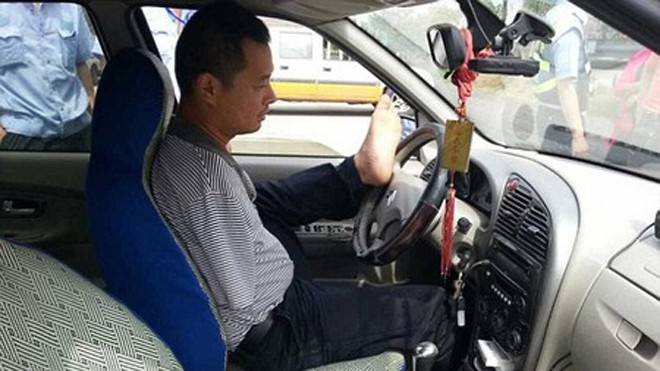 Wo Guo sử dụng 2 chân để điều khiển chiếc xe. 