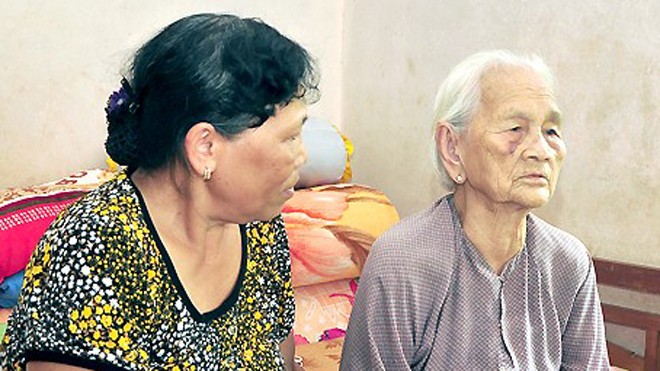 Bà cụ Võ Thị Bài (ngồi cạnh con gái) kể lại sự cố đã xảy ra. 