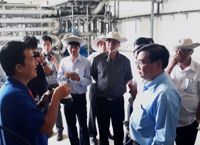 Chủ tịch UBND tỉnh Long An Đỗ Hữu Lâm đến khảo sát tại Khu liên hợp xử lý chất thải rắn Đa Phước. ảnh Ngọc Hằng