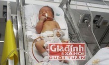 Cháu bé đang nằm tại phòng cách ly khoa Sơ sinh, bệnh viện Nhi Đồng II. 