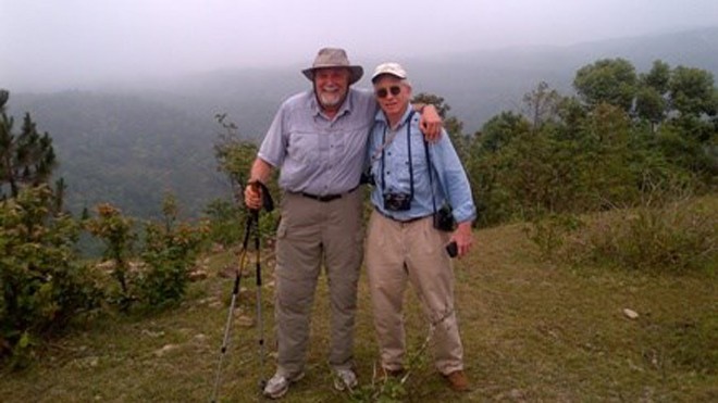 George và Judd đứng trên cao điểm 881-Nam, nơi họ từng chinh chiến một thời