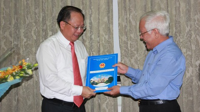 Chủ tịch UBND TP HCM Lê Hoàng Quân trao quyết định phê chuẩn bầu bổ sung chức vụ Phó Chủ tịch UBND TP nhiệm kỳ 2011-2016 của Thủ tướng Chính phủ cho ông Tất Thành Cang