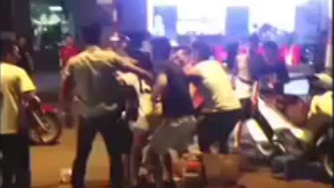 Nhóm thanh niên hỗn chiến ở quán trà đá vỉa hè Hà Nội