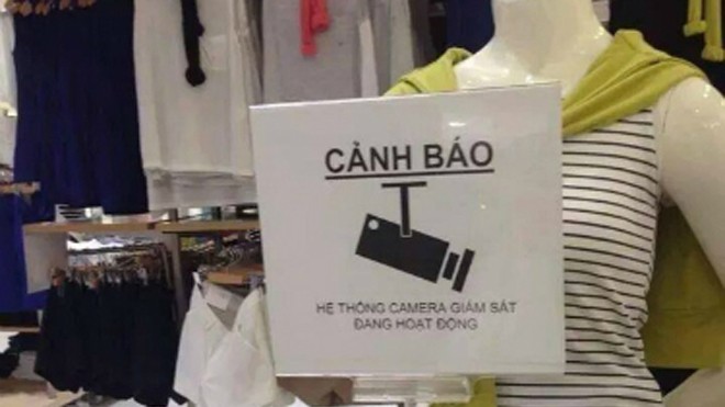 Biển cảnh báo bằng tiếng Việt được chụp lại trong một shop thời trang tại Nhật.