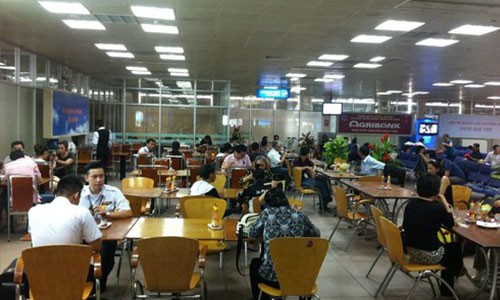 Các đơn vị kinh doanh mặt hàng thực phẩm ở sân bay Tân Sơn Nhất sẽ phải niêm yết giảm giá từ ngày mai.