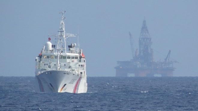 Tàu Trung Quốc bảo vệ giàn khoan Hải Dương-981 hạ đặt trái phép trong vùng đặc quyền kinh tế, thềm lục địa của Việt Nam. (Nguồn: TTXVN) 