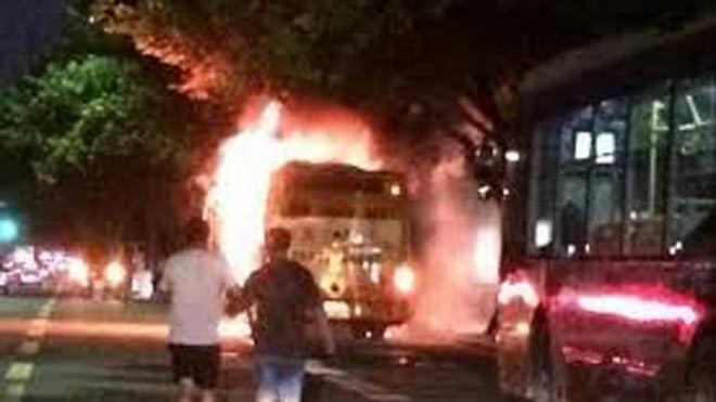 Chiếc xe buýt bốc cháy dữ dội sau vụ nổ tối hôm qua. Ảnh: SCMP 