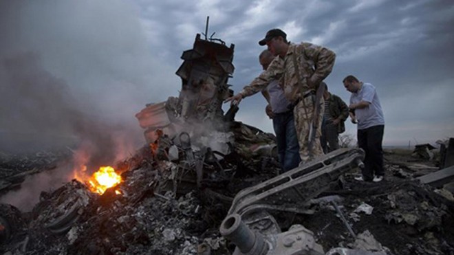 Hiện trường vụ rơi máy bay trên lãnh thổ Ukraine gần biên giới với Nga (ảnh: AP)