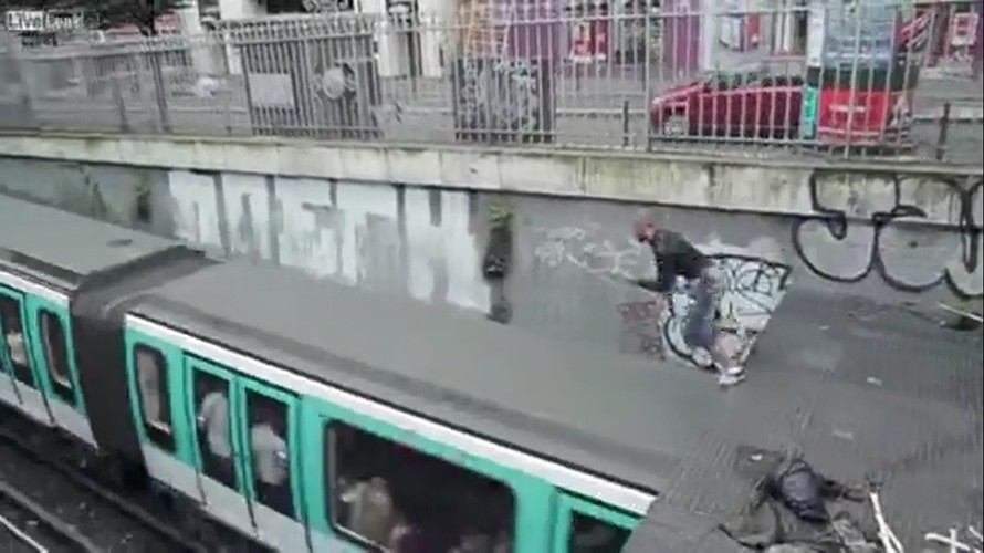 Pha nhảy nóc tàu điện liều lĩnh ở Paris