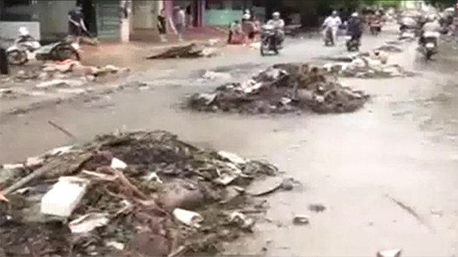 Lạng Sơn ngập trong bùn rác sau cơn lũ kinh hoàng